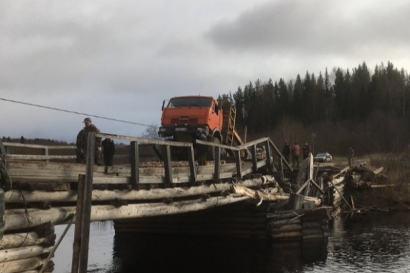 Застрявший в обломках моста КАМАЗ доставали при помощи спецтехники Застрявший в обломках моста КАМАЗ доставали при помощи спецтехники