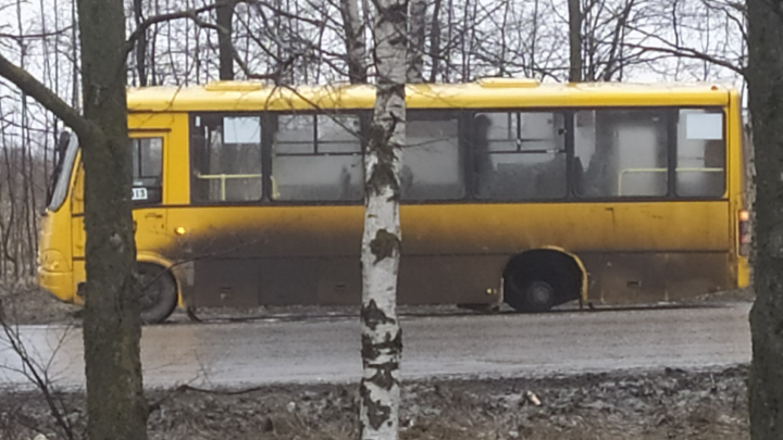 «Отвалились два колеса»: в Ярославле автобус с пассажирами угодил в ДТП