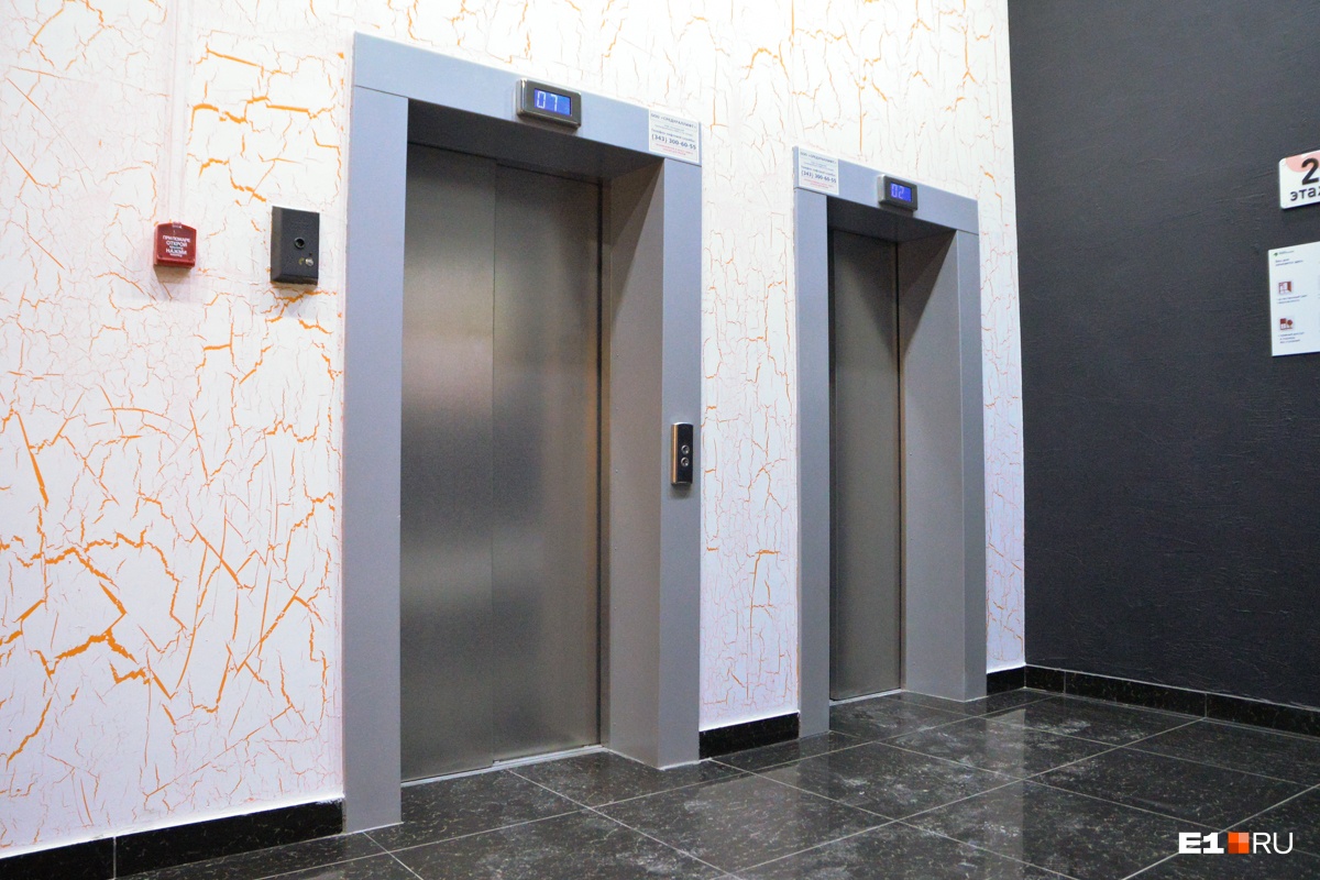 В Академическом из лифтов по просьбе жителей убрали рекламу мужского спа-салона