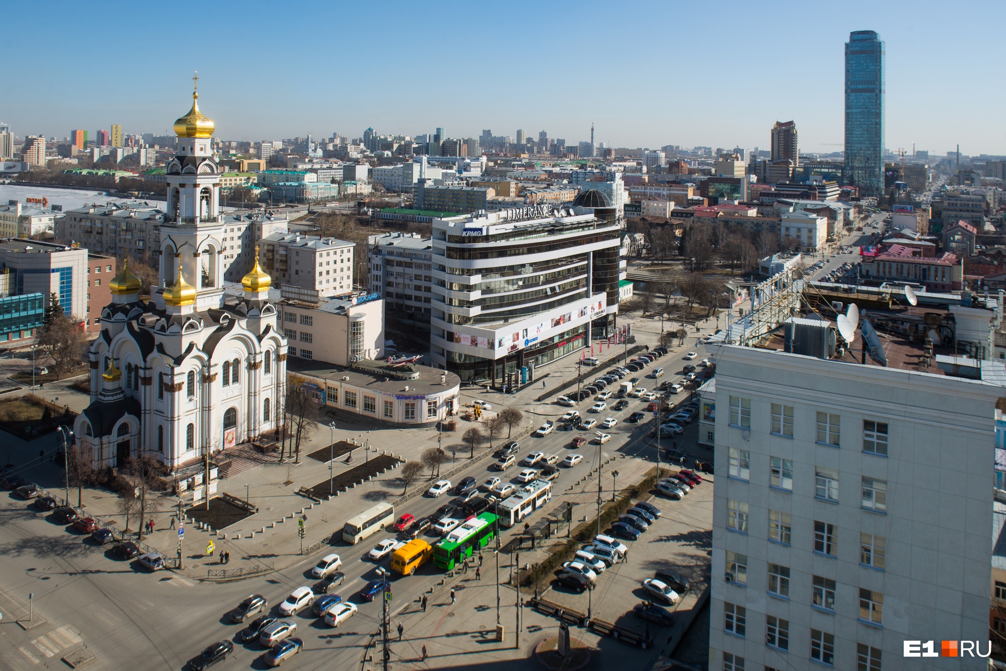 На Малышева часто происходят ДТП, но, как считает мэр, сужение дороги ситуацию не спасет На Малышева часто происходят ДТП, но, как считает мэр, сужение дороги ситуацию не спасет