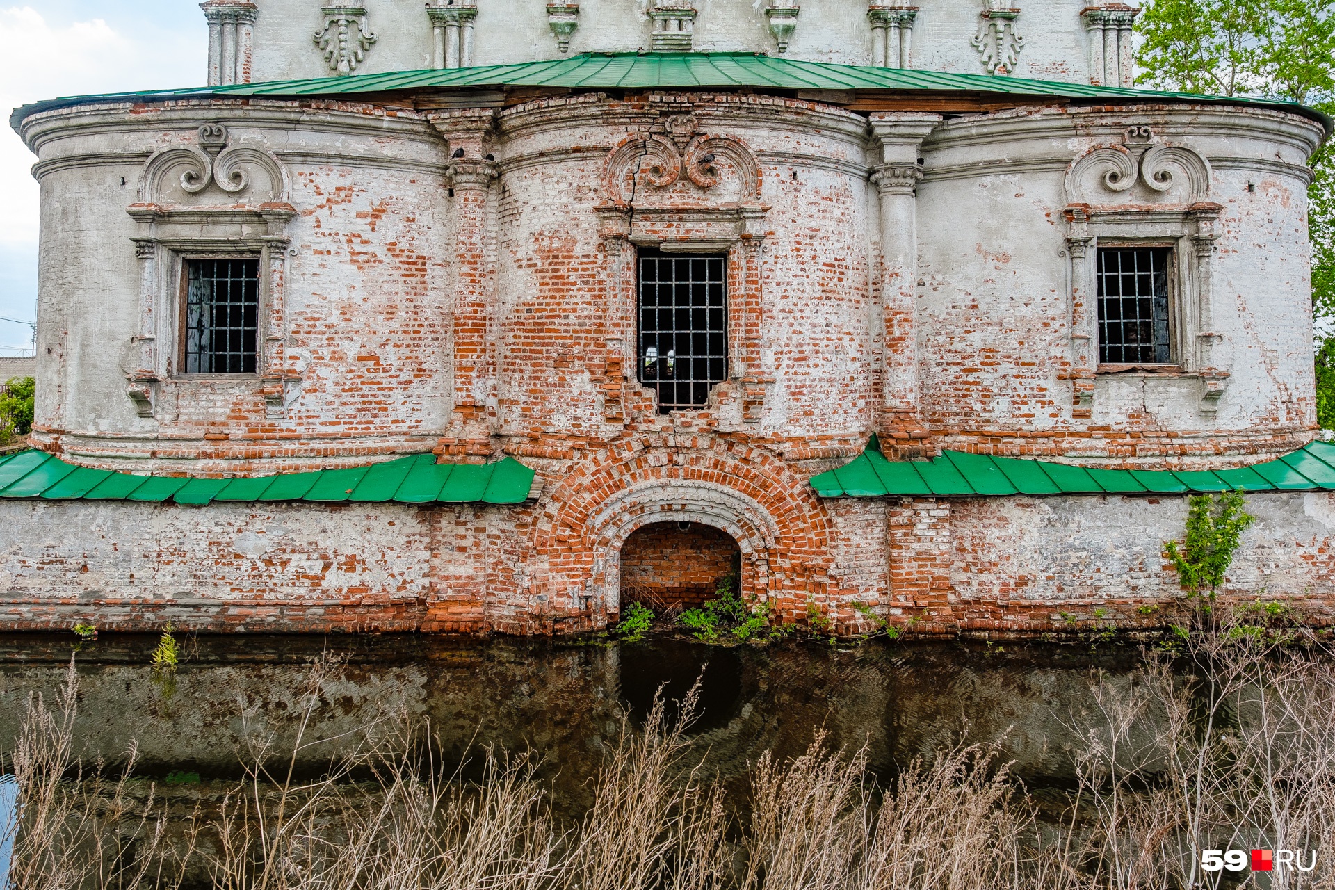 В 17-м веке храмы строили парами: летний и зимний (отапливаемый). Крестовоздвиженский собор (на фото) был зимним храмом. В морозы именно сюда переносили икону Николая Чудотворца, которую Соликамску подарил Иван Грозный В 17-м веке храмы строили парами: летний и зимний (отапливаемый). Крестовоздвиженский собор (на фото) был зимним храмом. В морозы именно сюда переносили икону Николая Чудотворца, которую Соликамску подарил Иван Грозный
