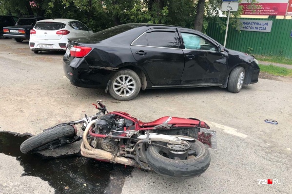 От многочисленных повреждений водитель мотоцикла скончался на месте до приезда врачей От многочисленных повреждений водитель мотоцикла скончался на месте до приезда врачей