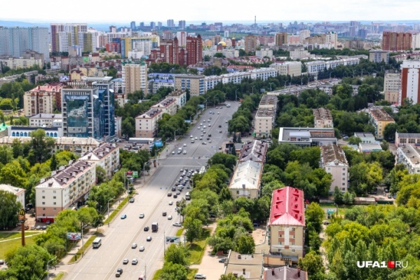 В пробке кто как может, так и развлекает себя. Кто музыку слушает, кто на часы посматривает В пробке кто как может, так и развлекает себя. Кто музыку слушает, кто на часы посматривает