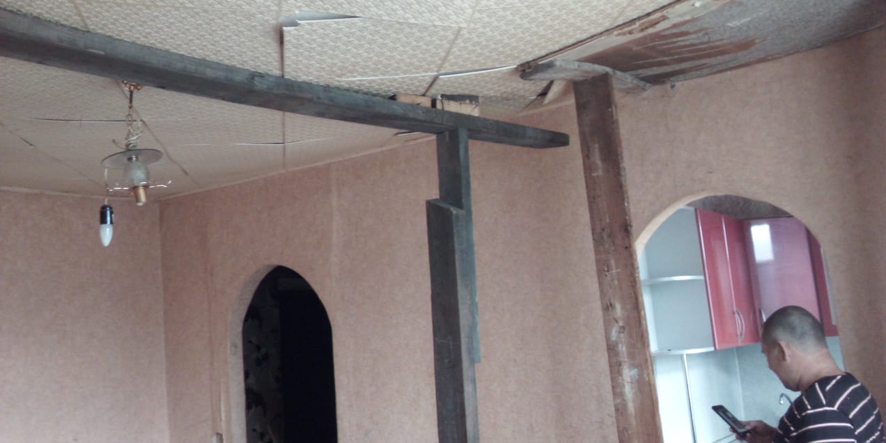 В Порт-Артуре в квартире двухэтажного дома обрушился потолок