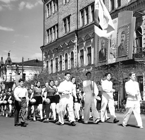 До развала СССР демонстрации были главным событием в советские праздники, принимать в них участие сотрудники предприятий были обязаны До развала СССР демонстрации были главным событием в советские праздники, принимать в них участие сотрудники предприятий были обязаны