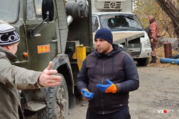 По словам волгоградцев, металлические каркасы сооружений — плата подрядчикам за работу По словам волгоградцев, металлические каркасы сооружений — плата подрядчикам за работу