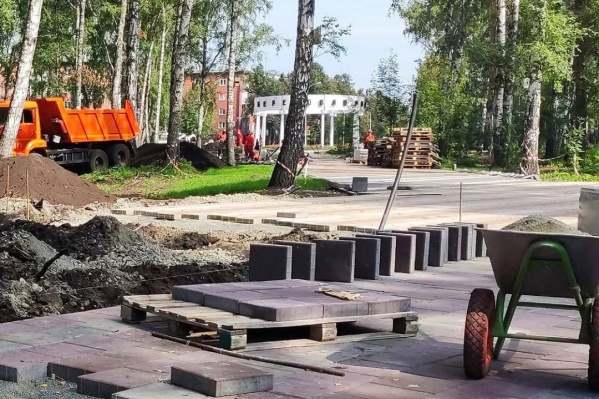 Сейчас подрядчик укладывает тротуарную плитку и завершает установку бортовых камней Сейчас подрядчик укладывает тротуарную плитку и завершает установку бортовых камней