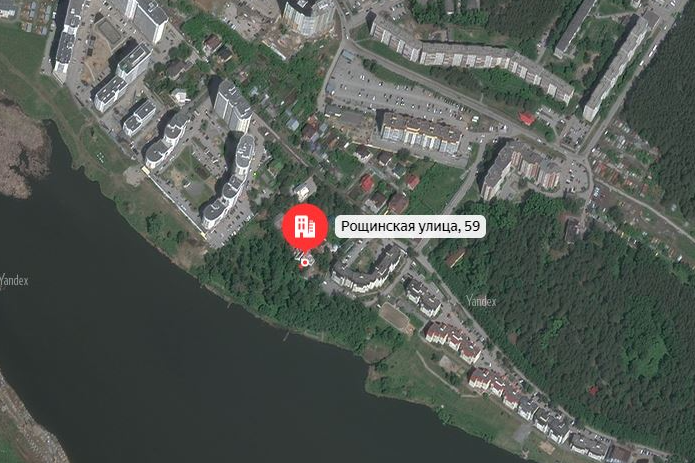 Стройка находится в окружении деревьев Стройка находится в окружении деревьев