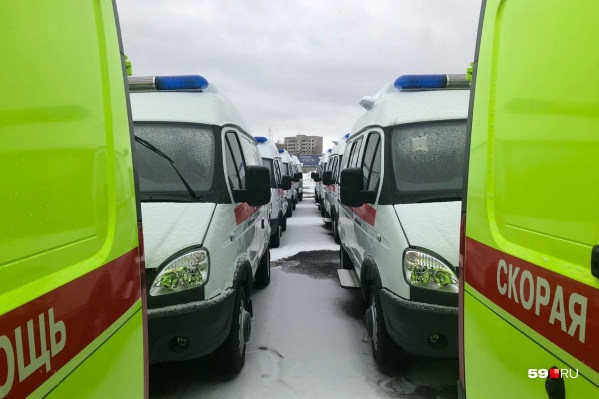 Вся парковка за салоном ГАЗ заполнена каретами скорой Вся парковка за салоном ГАЗ заполнена каретами скорой