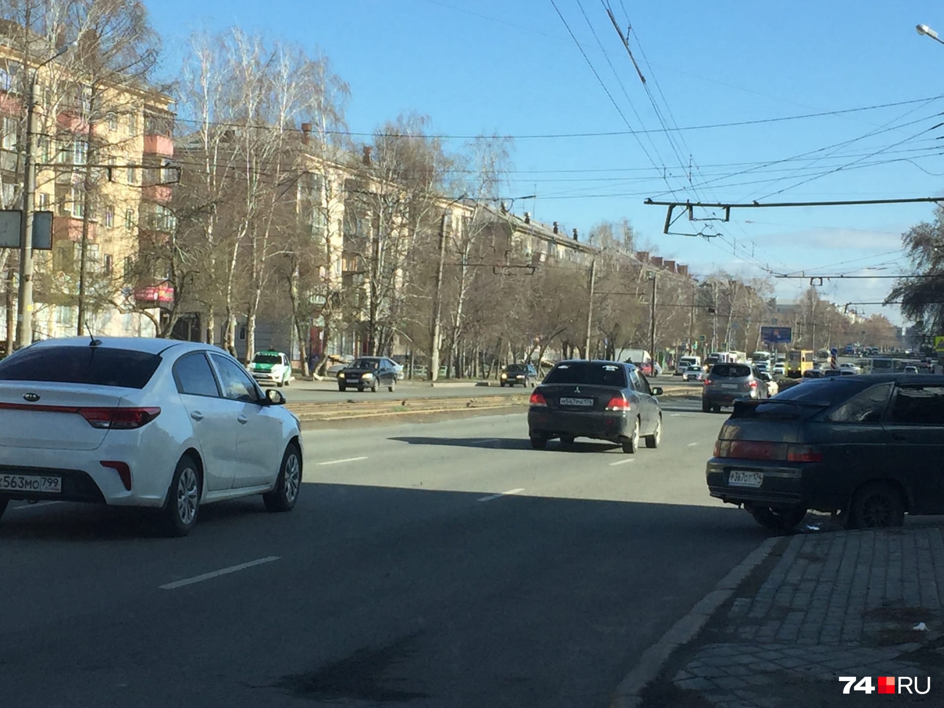 Количество машин на дорогах города продолжает расти Количество машин на дорогах города продолжает расти