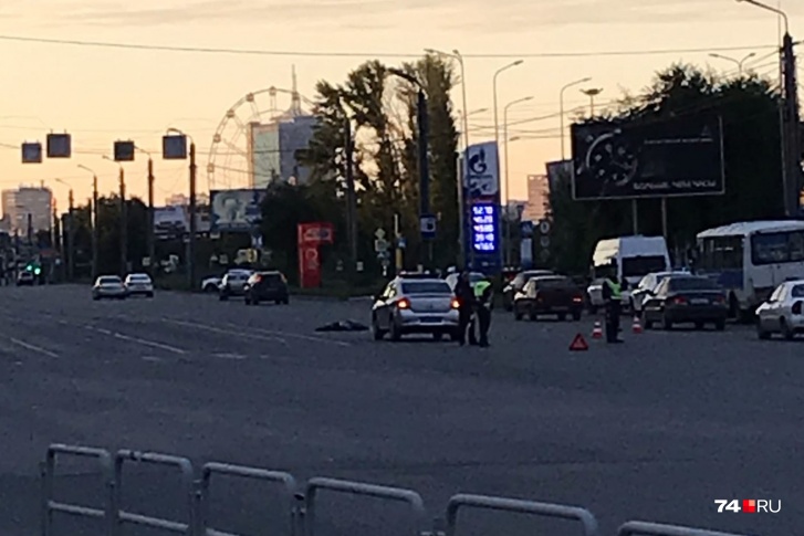 Женщину сбили, когда она переходила дорогу по «зебре» на мигающий жёлтый сигнал светофора Женщину сбили, когда она переходила дорогу по «зебре» на мигающий жёлтый сигнал светофора