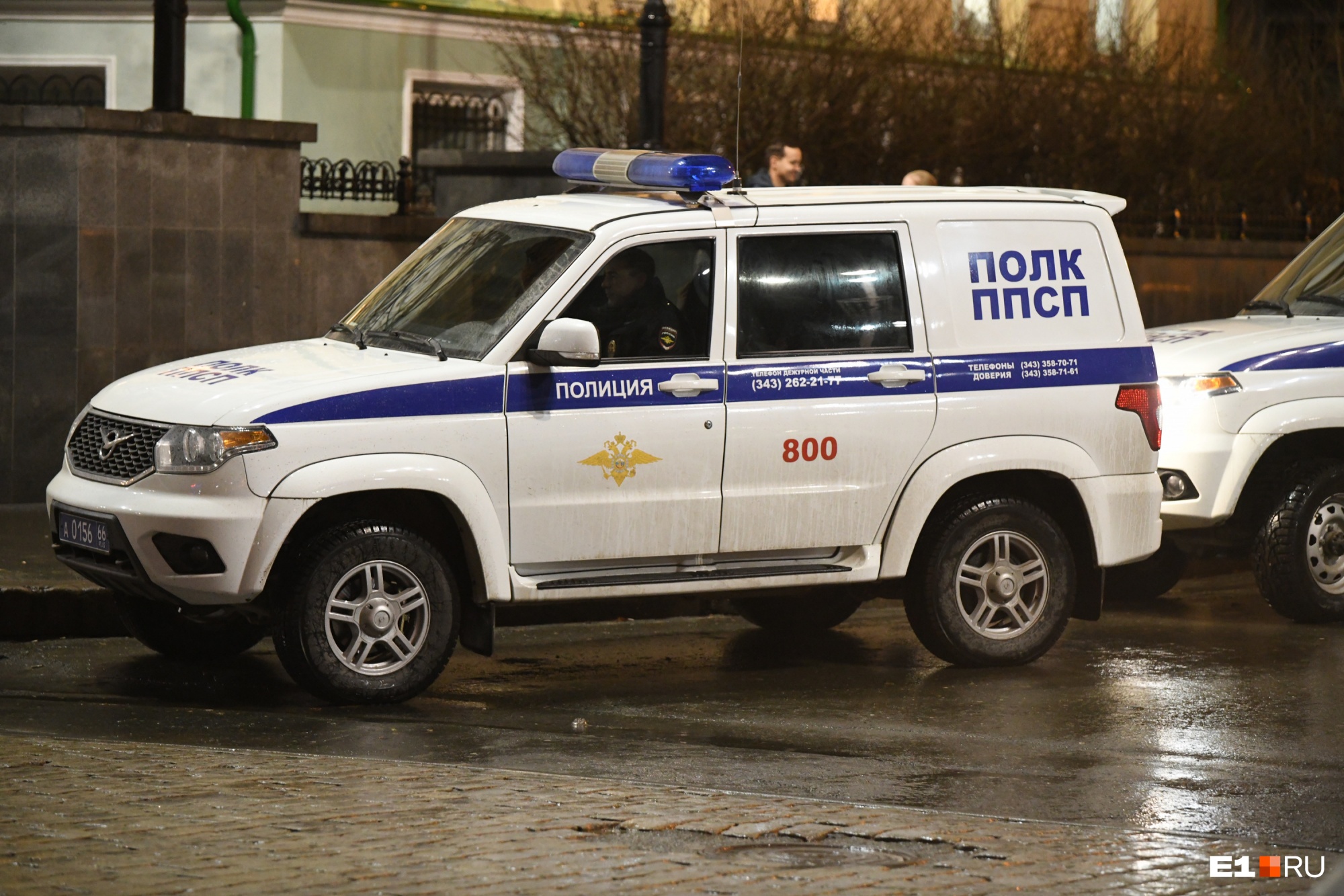 В Екатеринбурге полиция ищет мужчину, разгуливающего с пистолетом