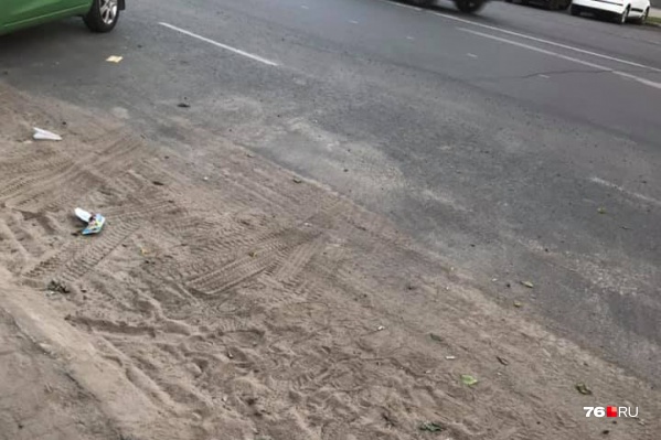 Так выглядит дорога в самом центре Ярославля (улица Свободы). Чиновники называют это «небывало качественной уборкой прибордюрки» Так выглядит дорога в самом центре Ярославля (улица Свободы). Чиновники называют это «небывало качественной уборкой прибордюрки»