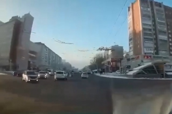 Через мгновение встречный автомобиль врежется Через мгновение встречный автомобиль врежется