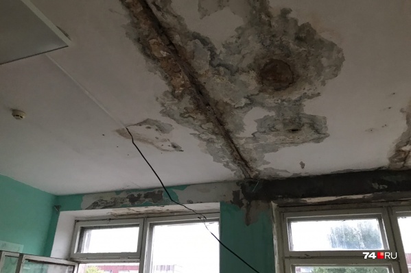 С потолков школьных классов до сих бежит вода, это последствия капремонта и дождей С потолков школьных классов до сих бежит вода, это последствия капремонта и дождей