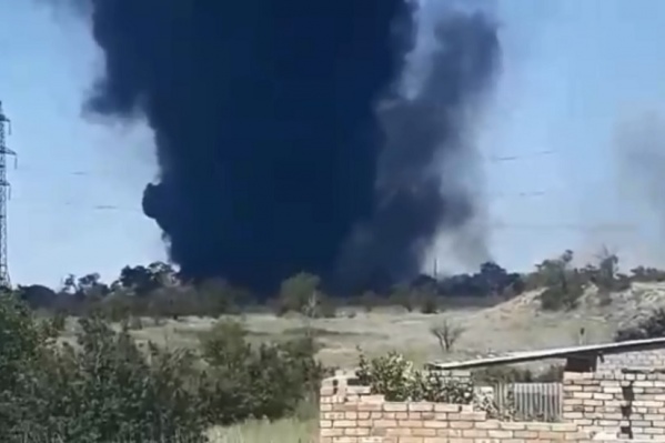 Огромный столб черного дыма виден за несколько километров от места происшествия Огромный столб черного дыма виден за несколько километров от места происшествия