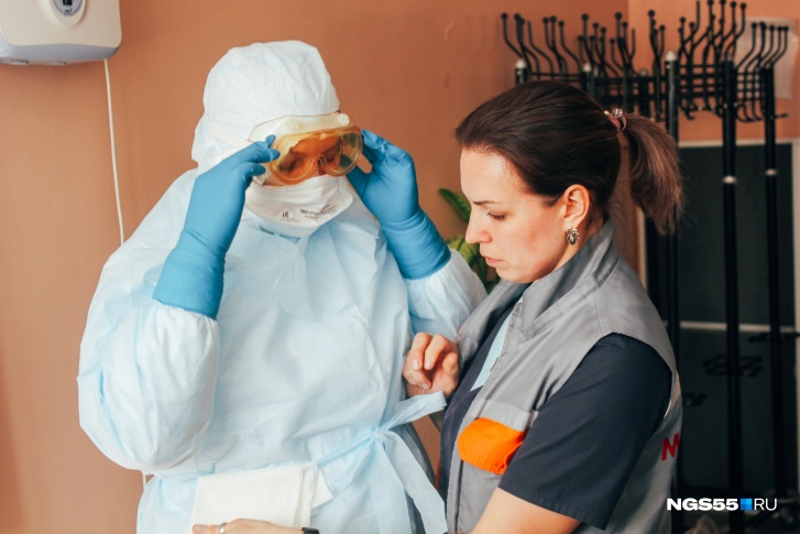 Врачам следует помнить и о своей безопасности — во время визита к пациентам пользоваться масками и халатами 
