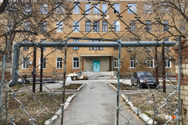 Так выглядит служебный вход в ЦРБ Богдановича Так выглядит служебный вход в ЦРБ Богдановича 