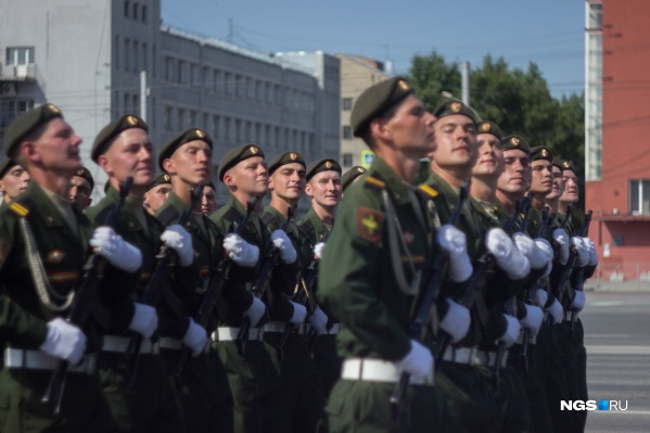 Парад начался с торжественного марша парадных расчетов Парад начался с торжественного марша парадных расчетов