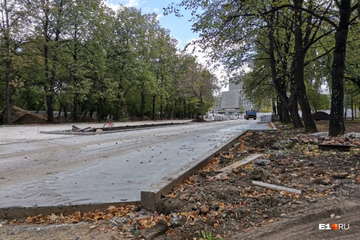 Так выглядит сегодня центральная аллея парка, гранит начали укладывать со стороны Дворца молодежи Так выглядит сегодня центральная аллея парка, гранит начали укладывать со стороны Дворца молодежи