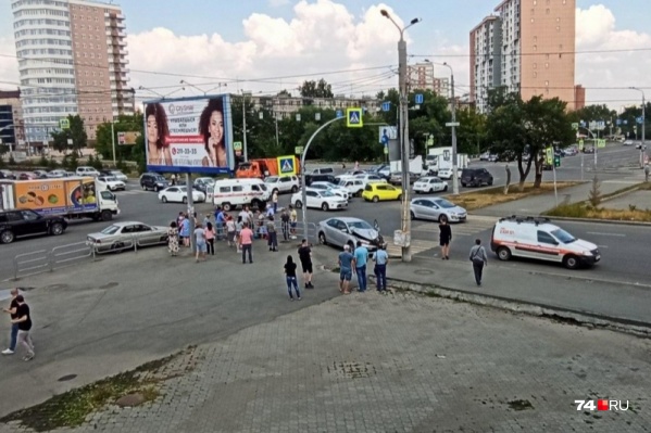 В аварии пострадал автомобиль скорой помощи, который ехал на запрещающий сигнал, но с маячками и сиреной В аварии пострадал автомобиль скорой помощи, который ехал на запрещающий сигнал, но с маячками и сиреной