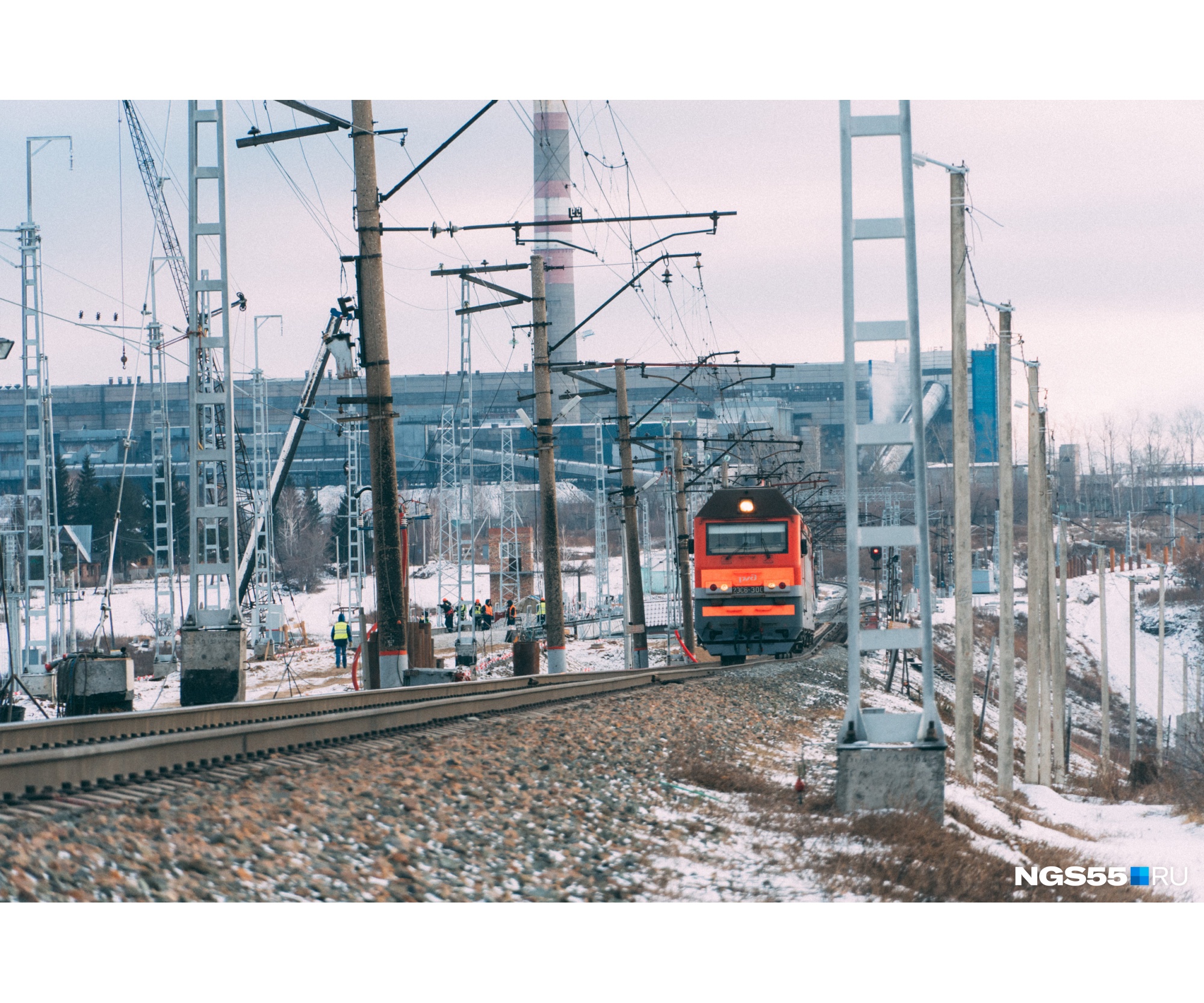 Локомотив подъезжает к старому мосту и мечтает поскорее прокатиться по новому Локомотив подъезжает к старому мосту и мечтает поскорее прокатиться по новому