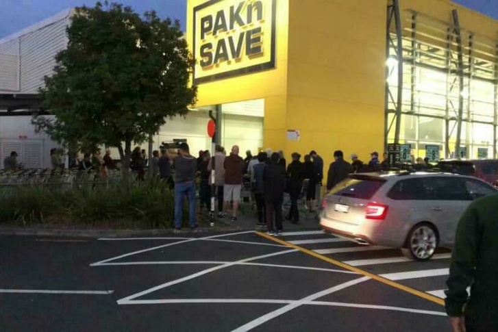 Новозеландцы стоят в очередях, чтобы попасть в магазины