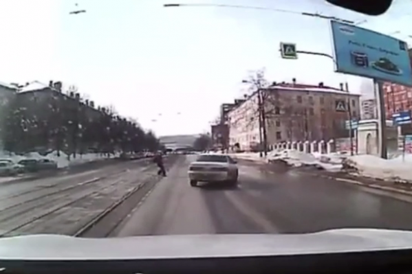 Водитель седана не сбавил скорость Водитель седана не сбавил скорость