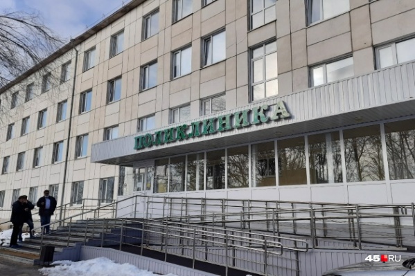 Губернатор отметил, что больницы региона разрушались десятки лет и отремонтировать их в один момент просто невозможно Губернатор отметил, что больницы региона разрушались десятки лет и отремонтировать их в один момент просто невозможно