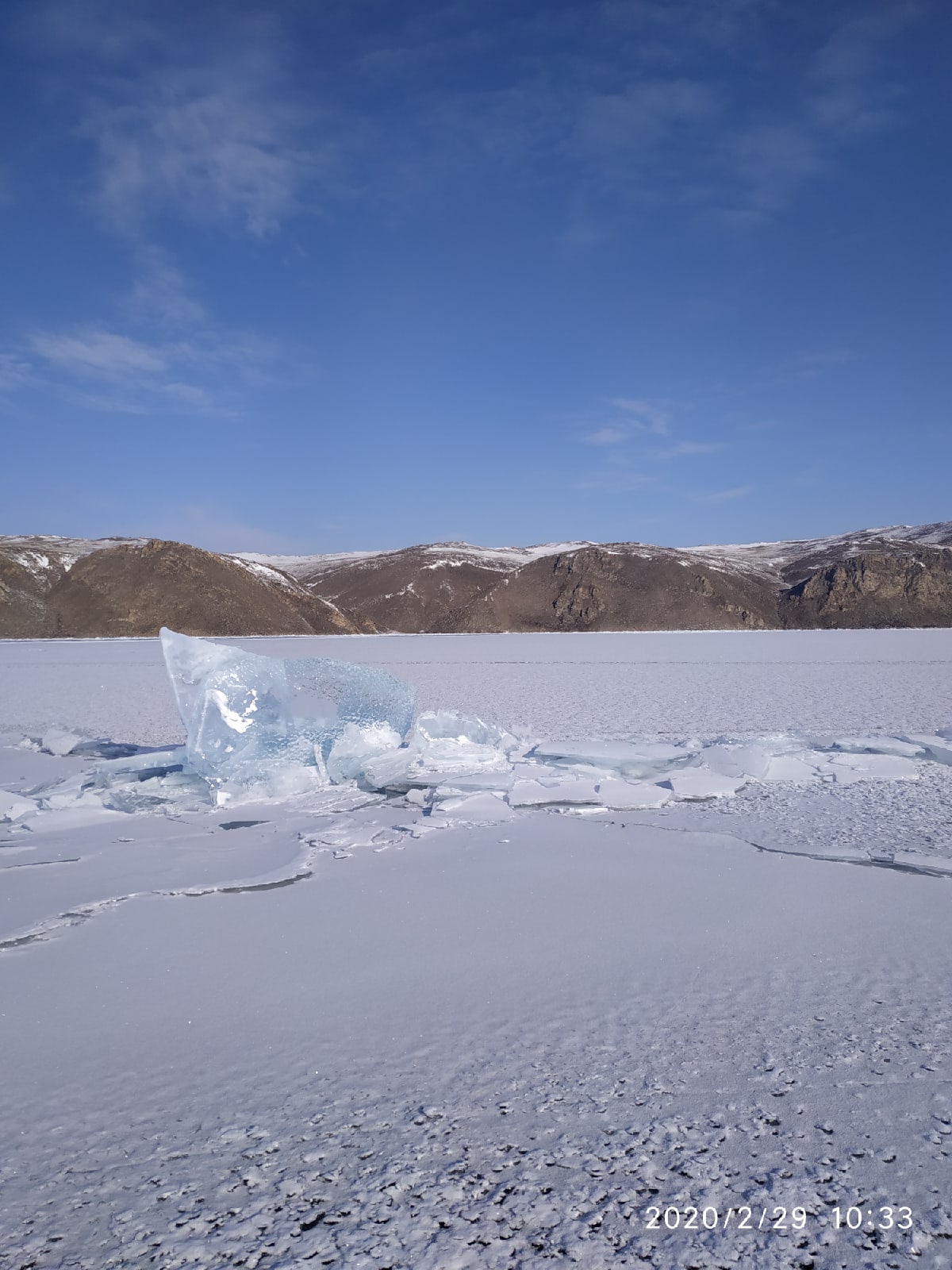 Огромные глыбы льда растут прямо из воды