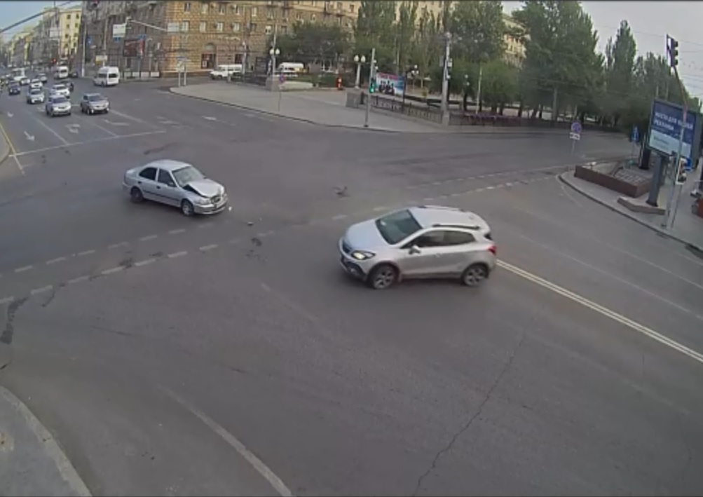 На проклятом перекрестке в центре Волгограда столкнулись кроссовер и легковушка