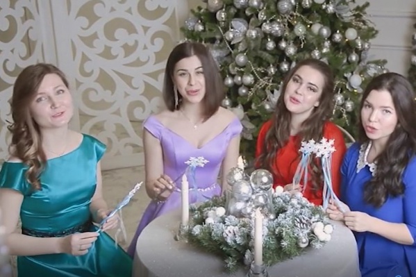 Девушки исполнили песню у нарядной елки Девушки исполнили песню у нарядной елки