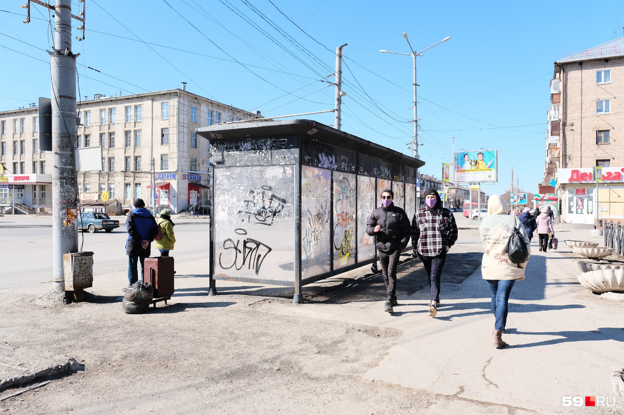 На площади Дружбы достаточно людно, и все в масках На площади Дружбы достаточно людно, и все в масках
