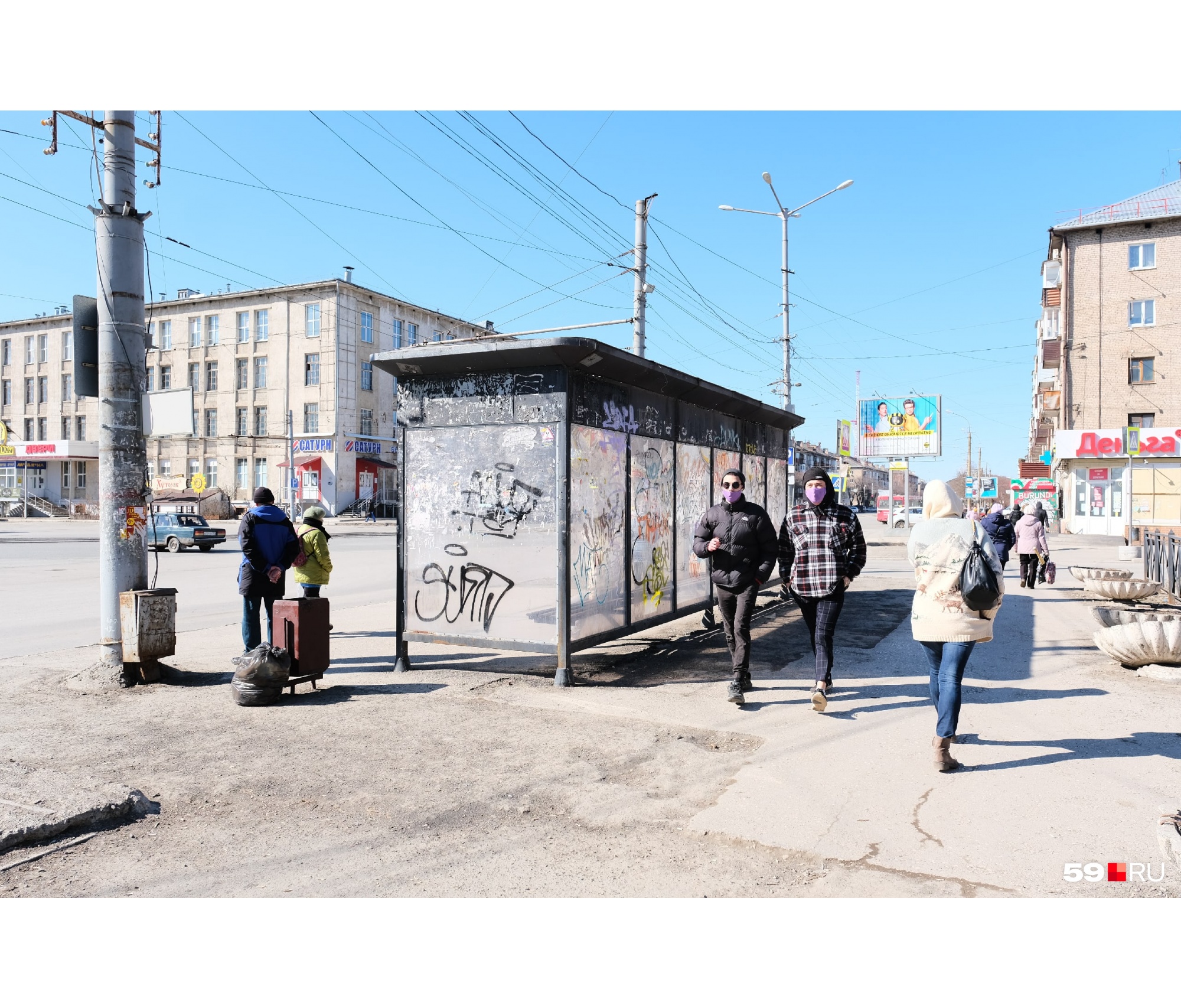 На площади Дружбы достаточно людно, и все в масках На площади Дружбы достаточно людно, и все в масках