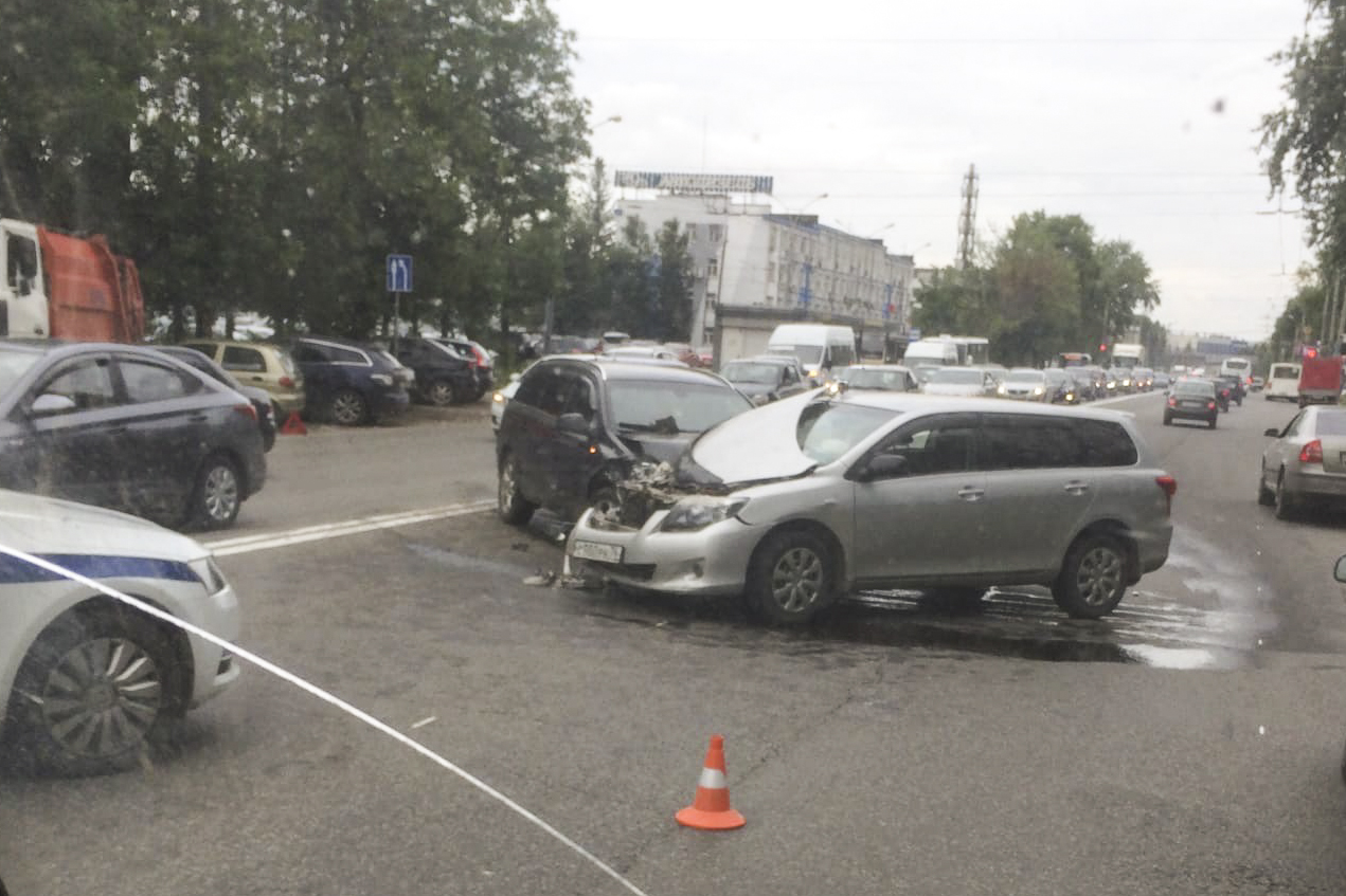 Влетел в МАЗ, а потом в «Опель»: на проспекте Октября произошло тройное ДТП