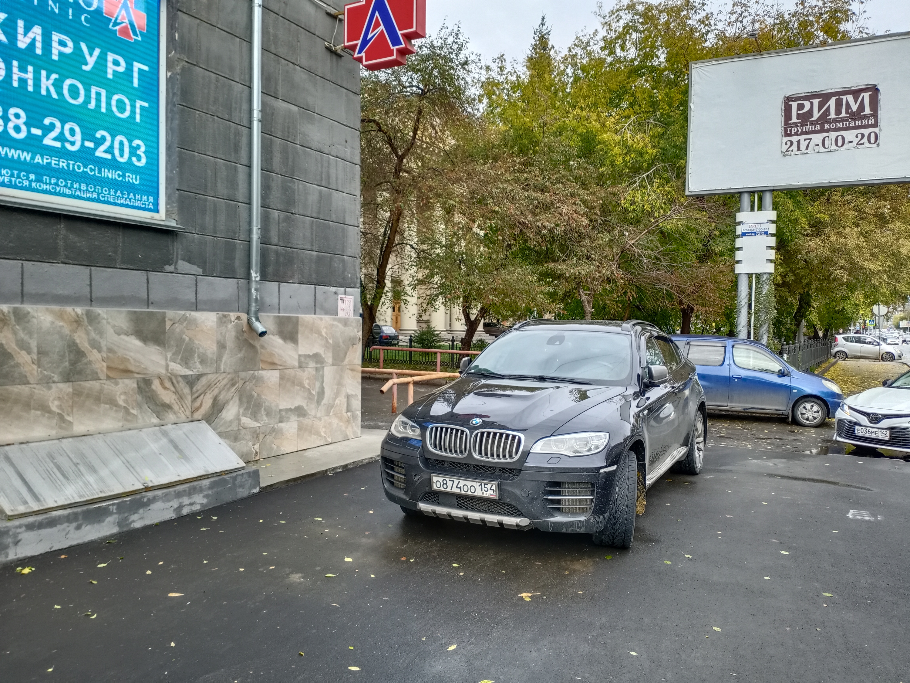 BMW на тротуаре BMW на тротуаре