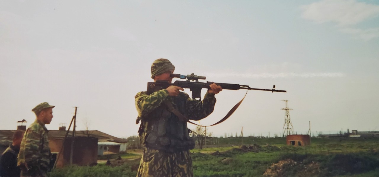 Алексей Мартынов на окраине Аргуна (снимок сделан незадолго до описываемых событий). На заднем плане — Дмитрий Золотухин, сейчас — заместитель начальника Управления МВД России по городу Челябинску Алексей Мартынов на окраине Аргуна (снимок сделан незадолго до описываемых событий). На заднем плане — Дмитрий Золотухин, сейчас — заместитель начальника Управления МВД России по городу Челябинску