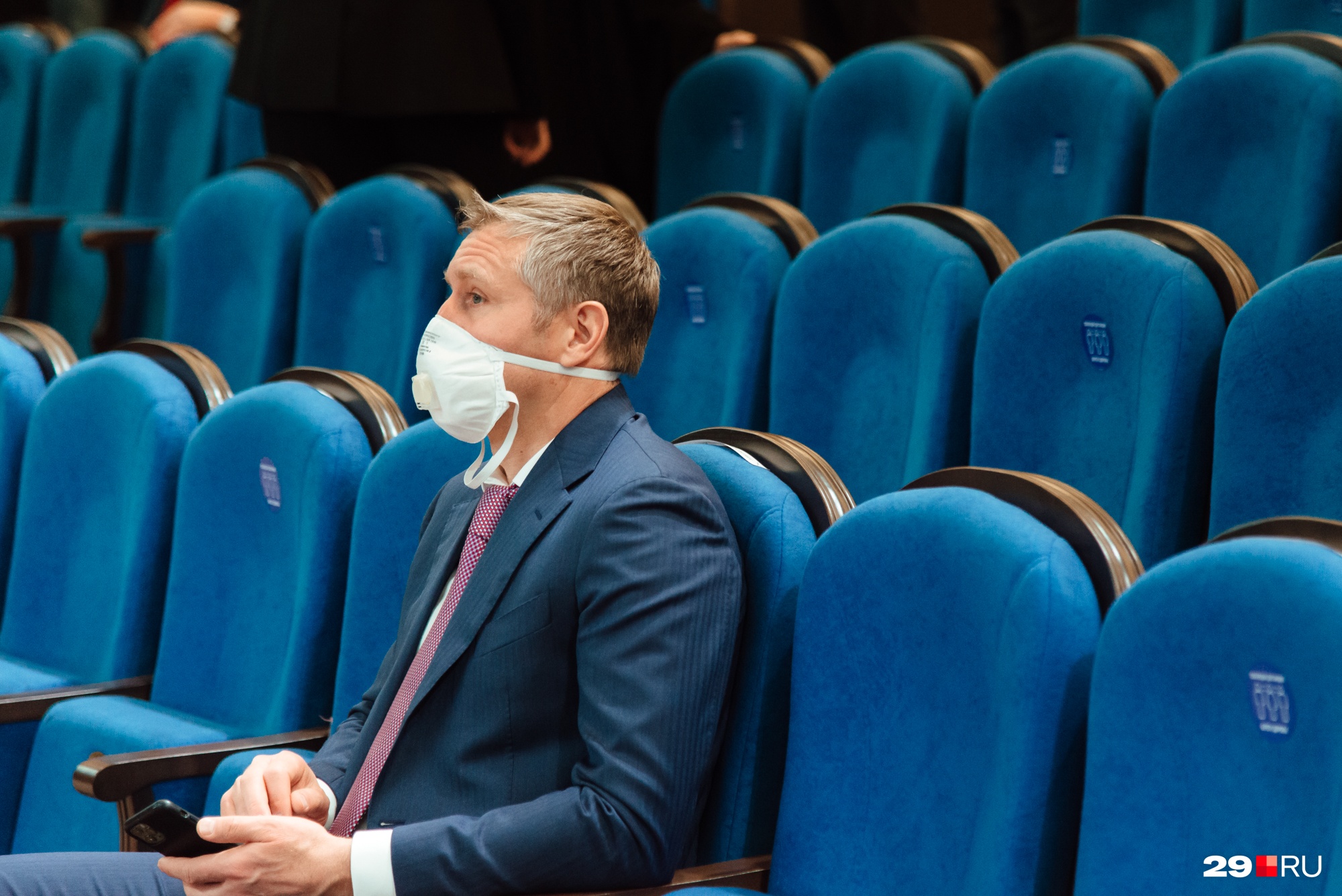 Бывший подчиненный Цыбульского, а ныне <a href="https://29.ru/text/politics/69466979/" target="_blank" class="_">его преемник на посту губернатора НАО Юрий Бездудный</a> выделился из толпы чиновников не маской, а респиратором Бывший подчиненный Цыбульского, а ныне <a href="https://29.ru/text/politics/69466979/" target="_blank" class="_">его преемник на посту губернатора НАО Юрий Бездудный</a> выделился из толпы чиновников не маской, а респиратором