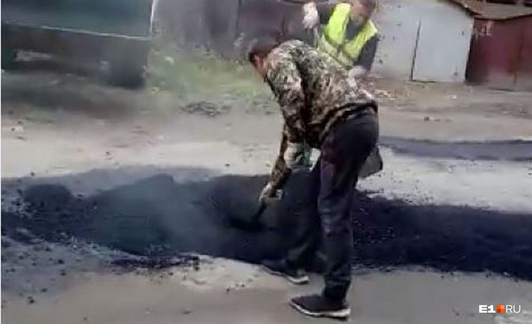 Покажите это видео Урганту! Под Екатеринбургом рабочие уложили асфальт прямо в глину