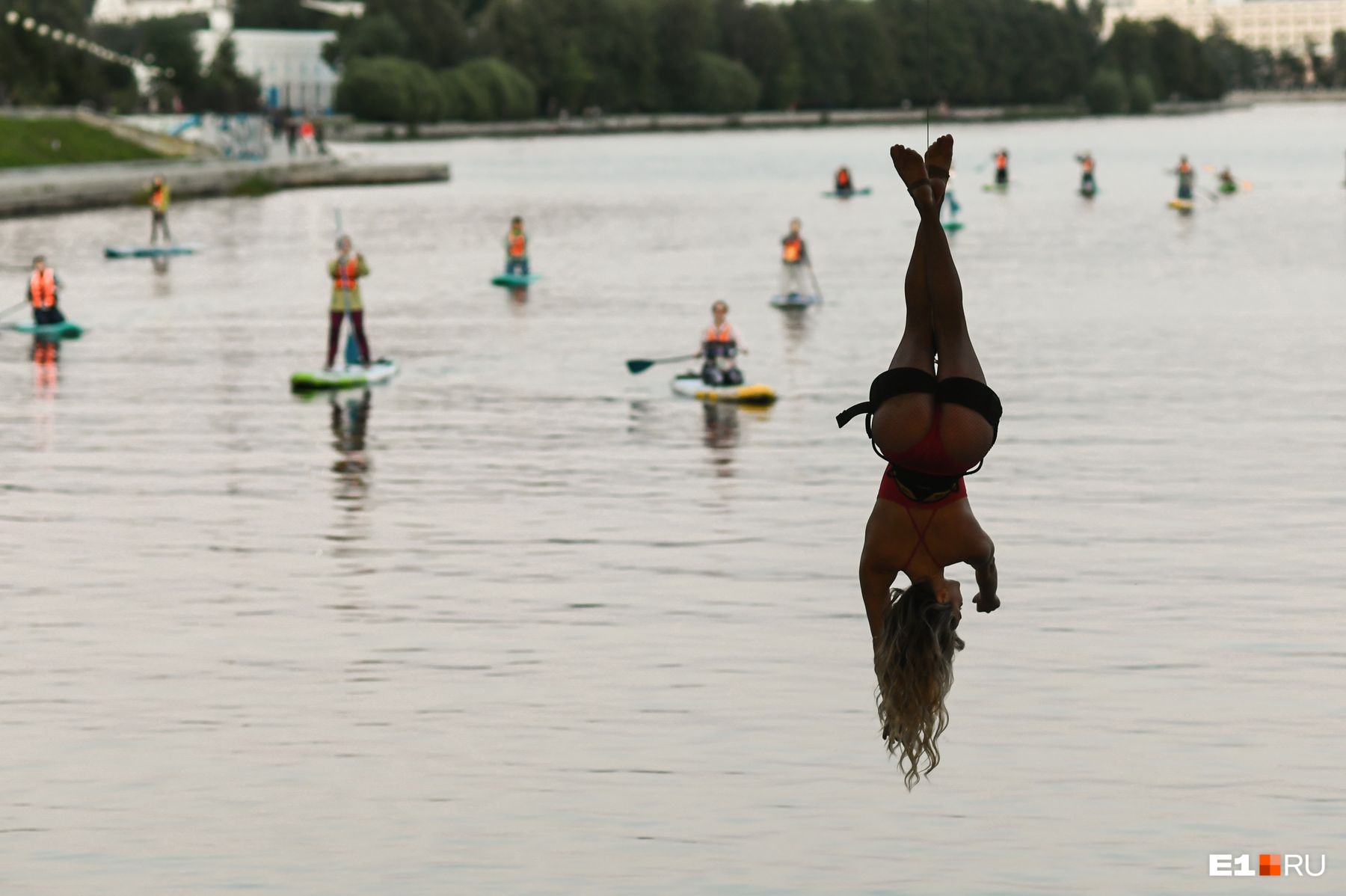 Екатеринбургские танцовщицы устроили необычный перформанс под Макаровским мостом