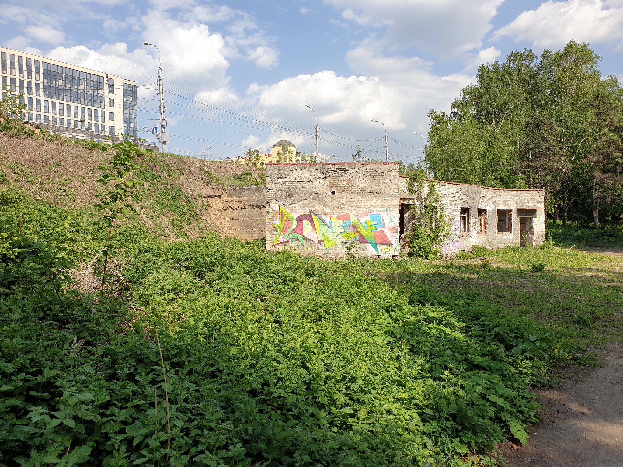 Заброшки новосибирска. Заброшенные здания в Новосибирске. Заброшка на набережной. Заброшки в Михайловской.