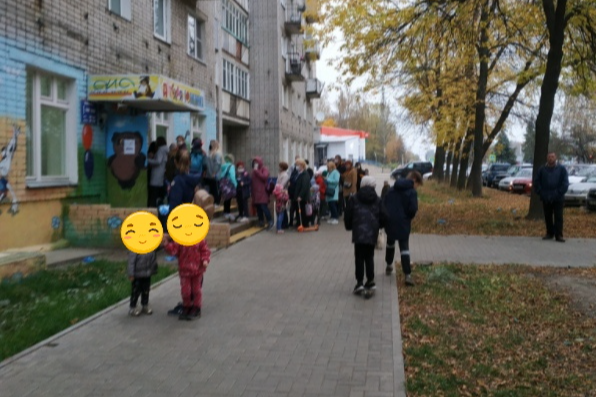 Люди выстроились очень плотно, без дистанции Люди выстроились очень плотно, без дистанции