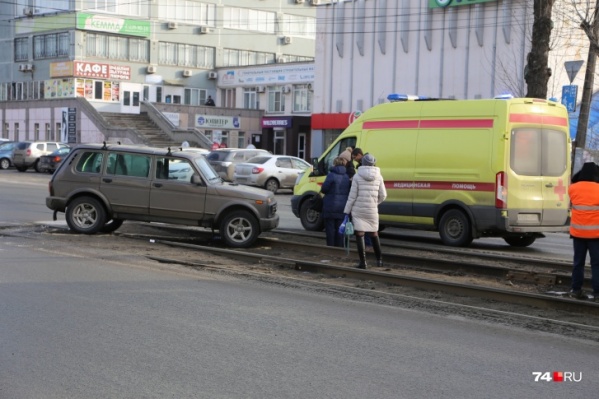 Вылетев на пути, «Нива» сломала ногу женщине, стоявшей на путях Вылетев на пути, «Нива» сломала ногу женщине, стоявшей на путях