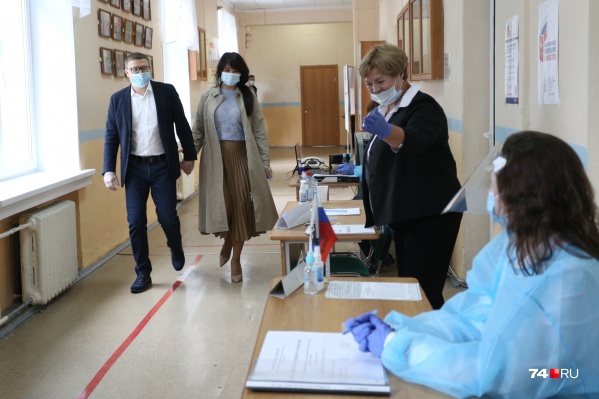 На предыдущее голосование супруги брали с собой и сына, но в этот раз Ирина и Алексей Текслер пришли вдвоем На предыдущее голосование супруги брали с собой и сына, но в этот раз Ирина и Алексей Текслер пришли вдвоем