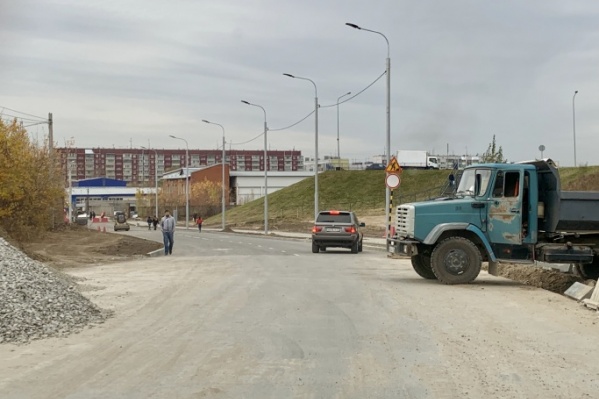 Асфальт на дороге уложили ещё в октябре, но её до сих пор не открыли Асфальт на дороге уложили ещё в октябре, но её до сих пор не открыли