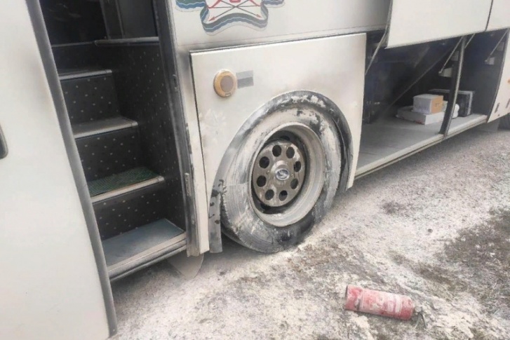 У автобуса заклинило колесо
