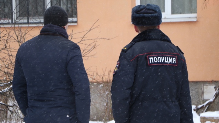 Новосибирские следователи подозревают нижегородского полицейского в растлении несовершеннолетней