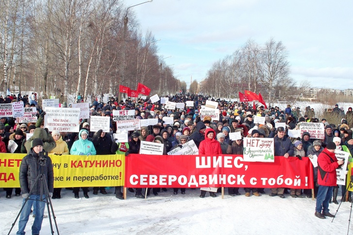 Одна из самых многочисленных акций — в Северодвинске. По оценке организаторов, на митинг пришли 2700 человек