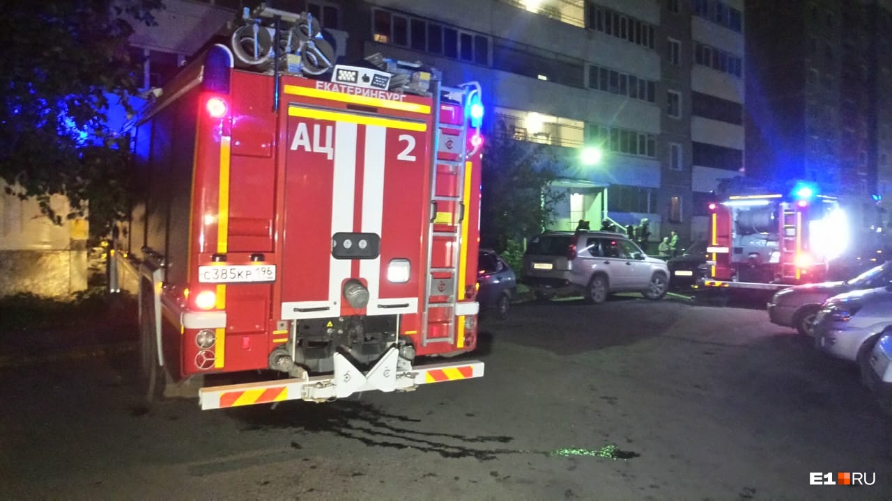 Женщина погибла, мужчину увезли в больницу: в доме рядом с Южным автовокзалом сгорела квартира