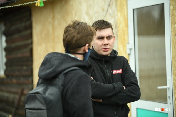 Силовики все еще работают в коллективном саду. Местных жителей предупредили заранее Силовики все еще работают в коллективном саду. Местных жителей предупредили заранее